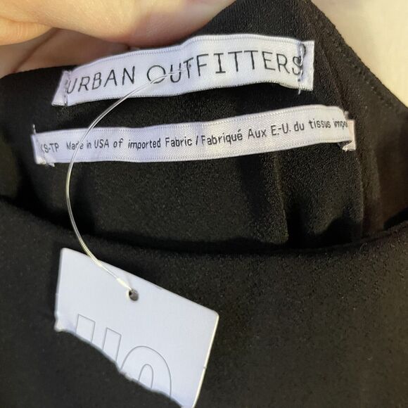 Urban‎ Outfitters NWT Black Stretch Cold-Shoulder Crepe Romper Size XS - Picture 5 of 8